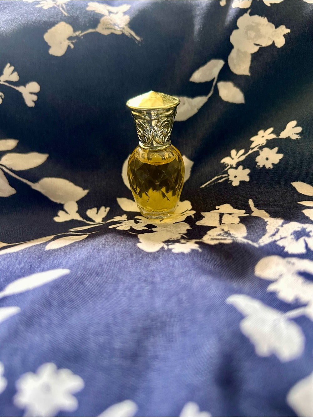 Jessica McClintock Jess Mini Perfume Bottle in Gold 🦋 - Picture 3 of 6